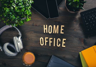 Klavye bilgisayarlı ofis mesajı masası akıllı telefon, ev bilgisayarları, çalışma alanı ofisleri evde.