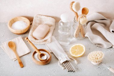 sıfır atık çevre dostu temizlik konsepti. Tahta fırçalar, limon, kabartma tozu, sirke.