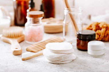 sıfır atık çevre dostu hijyen tuvalet konsepti. ahşap diş fırçası sabun fırçası kozmetik