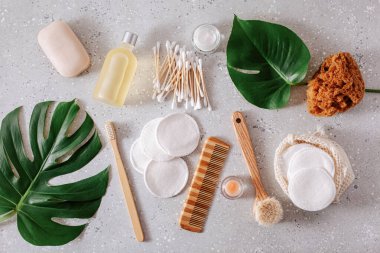 sıfır atık çevre dostu hijyen tuvalet konsepti. ahşap diş fırçası yeniden kullanılabilir pedler ahşap tomurcuklar fırça