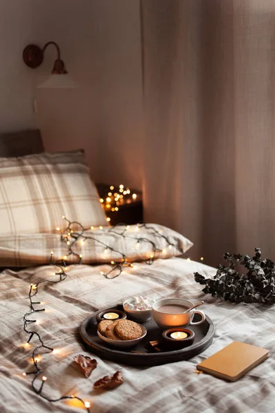 Intérieur Chaleureux Chambre Coucher Confortable Avec Tasse Chocolat Chaud Sur — Photo