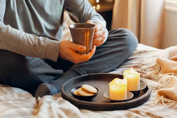 Kaukaski Mężczyzna Relaksujący Się Domu Zapalający Świecę Pijący Kawę Łóżku — Zdjęcie stockowe