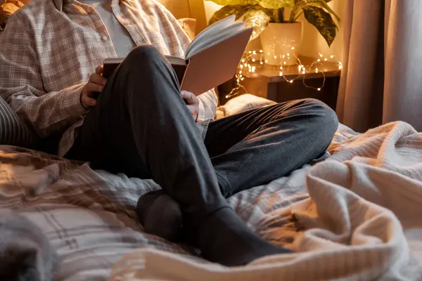 Biały Mężczyzna Relaksujący Się Domu Czytający Książkę Łóżku — Zdjęcie stockowe