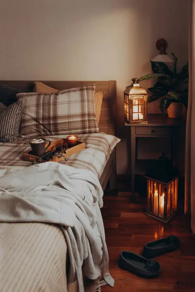 Cozy Scandinavian Bedroom Interior Natural Tones Blanket Candles Houseplants — Zdjęcie stockowe