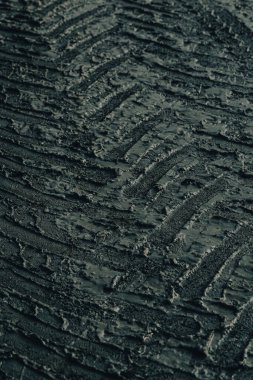 Koyu çamurlu arka plan, lastik izleri, kirli zemin 