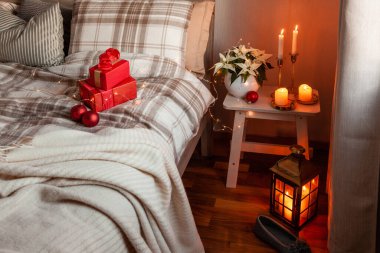 Sıcak İskandinav yatak odasının içi doğal tonlarda, battaniye mumları Noel hediyesi kutusu.