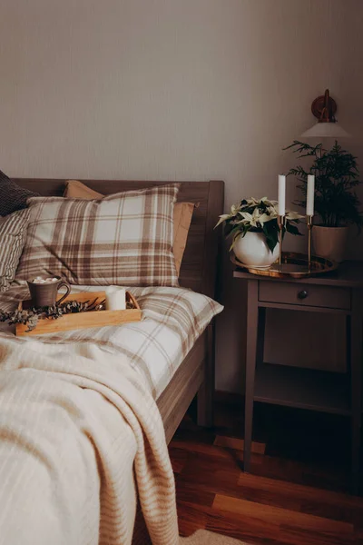 Ζεστό Σκανδιναβικό Υπνοδωμάτιο Εσωτερικό Φυσικούς Τόνους Κουβέρτα Κεριά Houseplants Φωτογραφία Αρχείου