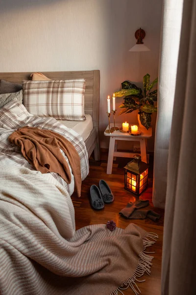Ζεστό Σκανδιναβικό Υπνοδωμάτιο Εσωτερικό Φυσικούς Τόνους Πραγματική Διαταραχή Χάος Της Royalty Free Φωτογραφίες Αρχείου