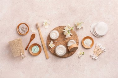 Cilt ürünleri ve yasemin çiçekleri. Ev kaplıcası için sıfır atık çevre dostu doğal kozmetik