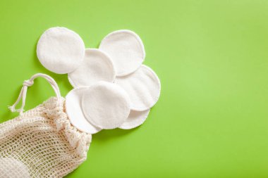 sıfır atık çevre dostu hijyen tuvalet konsepti. Torbada tekrar kullanılabilir pamuk pedleri, makyaj temizleme