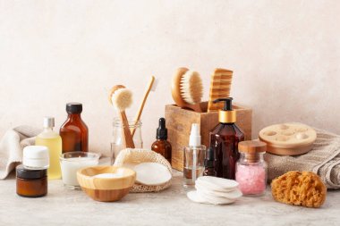 sıfır atık çevre dostu hijyen tuvalet konsepti. ahşap diş fırçası sabun fırçası kozmetik