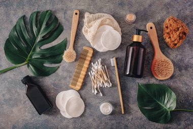 sıfır atık çevre dostu hijyen tuvalet konsepti. ahşap diş fırçası yeniden kullanılabilir pedler ahşap tomurcuklar fırça