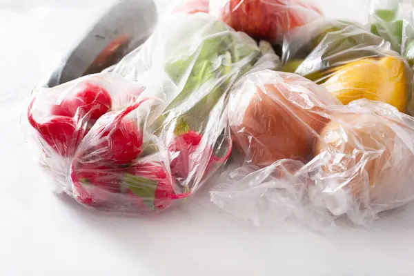 プラスチック廃棄物の問題です ビニール袋の中の果物や野菜 ストック写真