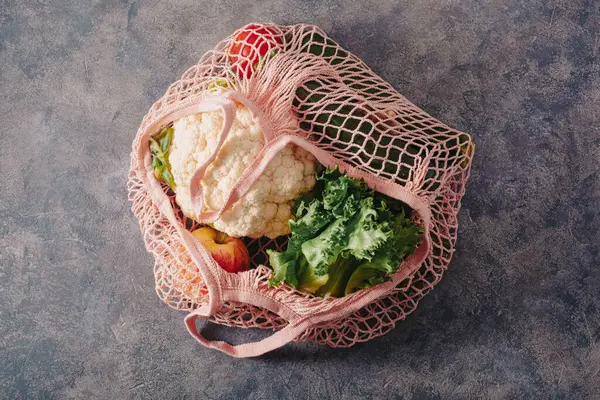 可重复使用网状棉袋中的水果蔬菜 无塑料废物概念 免版税图库图片