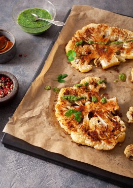 Bitki soslu ve baharatlı karnabahar bifteği. bitki temelli yemek