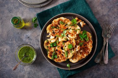 Bitki soslu ve baharatlı karnabahar bifteği. bitki temelli yemek