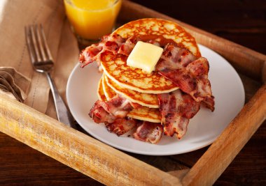 Tereyağlı ve pastırmalı krep. Geleneksel Amerikan kahvaltısı