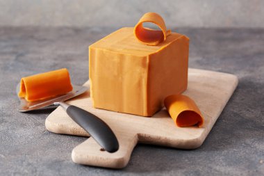 Norveç brunost geleneksel kahverengi peyniri