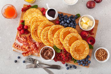 Amerikan krep tahtası ve pastırma böğürtlen şurubu.