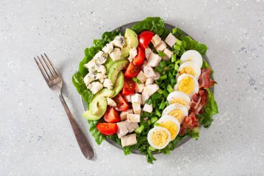 Yumurtalı avokado tavuklu sağlıklı Amerikan Cobb salatası. Yürekli keto düşük karbonhidrat ölür