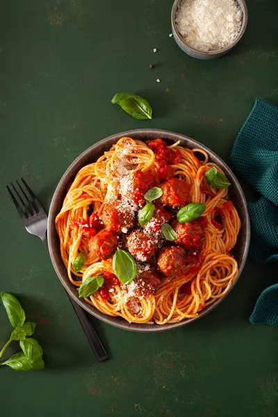मांसबॉल और टमाटर सॉस के साथ स्पैगेटी, इतालवी पास्ता स्टॉक फ़ोटो