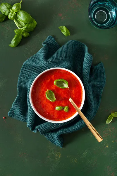 Tomat Och Paprika Vegetarisk Soppa Grön Bakgrund Stockfoto