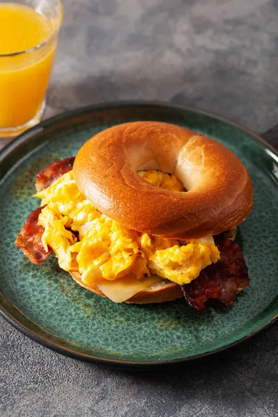 Сніданок Яйце Бекон Сендвіч Багелі Сиром Ліцензійні Стокові Зображення
