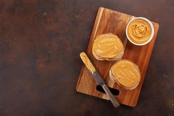 滑らかなピーナッツバターパントースト健康的な伝統的なサンドイッチ ストック画像