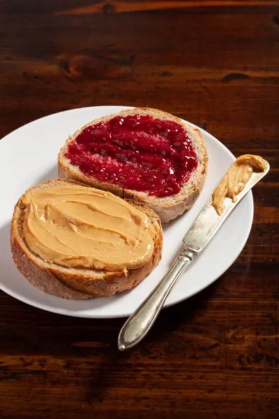 滑らかなピーナッツバターとジャムパントーストアメリカの伝統的なサンドイッチ ストック写真