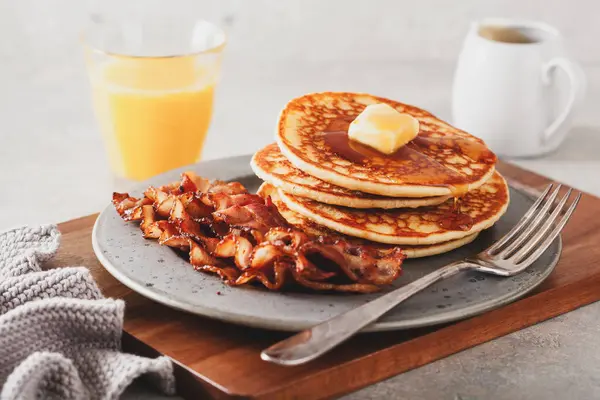 Солодкі Млинці Маслом Беконом Традиційний Американський Сніданок Ліцензійні Стокові Зображення