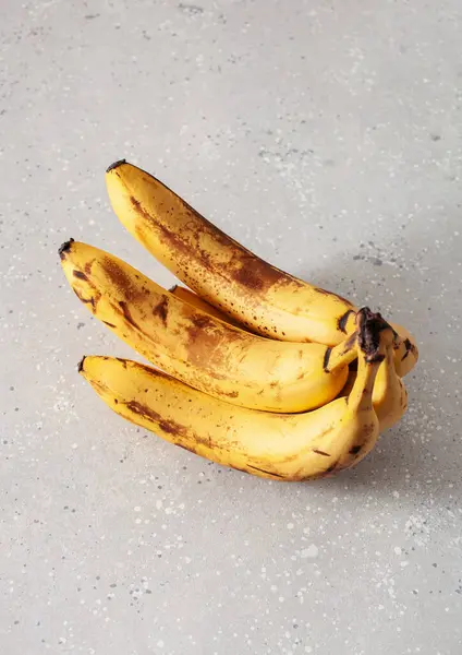 Bananas Orgânicas Maduras Sobreamadurecidas Fundo Concreto Alimento Feio Zero Conceito Imagens Royalty-Free