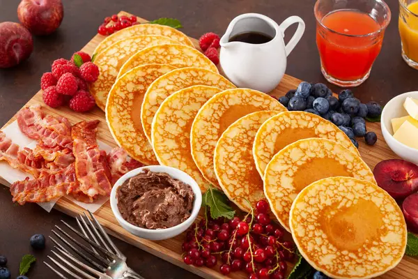 Pancake Américain Beurre Sirop Érable Aux Baies Bacon Photo De Stock