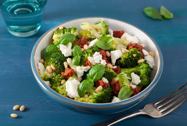 Gezonde Broccoli Salade Met Feta Kaas Zon Gedroogde Tomaten Pijnboompitten Rechtenvrije Stockfoto's