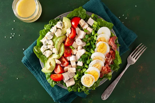 Sunn Amerikansk Cobb Salat Med Egg Bacon Avokado Kyllingtomat Hjerte stockbilde