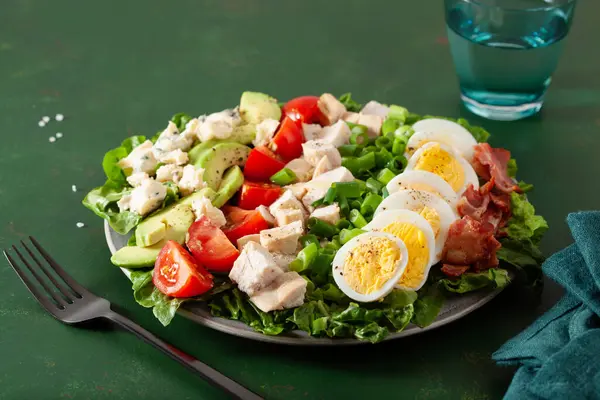 Zdravý Americký Salát Cobb Vaječným Avokádovým Kuřecím Rajčetem Vydatná Keto Stock Obrázky
