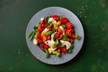 sağlıklı renkli domates mozzarella fesleğen salatası balzamik sirke soslu