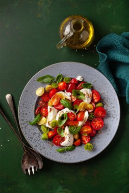 sağlıklı renkli domates mozzarella fesleğen salatası balzamik sirke soslu