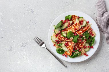 sağlıklı halloumi peyniri ve salatalıklı kuskus salatası ıspanaklı nar humusu