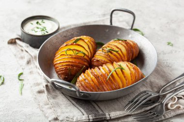 Çedar peyniri ve biberiyeli hasselback patatesi