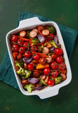 fırında sebze ve sosis, sağlıklı öğle yemeği, tatlı patates soğanlı brokoli.