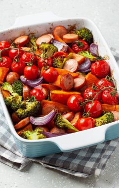 fırında sebze ve sosis, sağlıklı öğle yemeği, tatlı patates soğanlı brokoli.