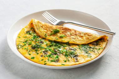 Rokfor peynirli omlet taze soğan. Sağlıklı keto diyeti düşük karbonhidratlı kahvaltı