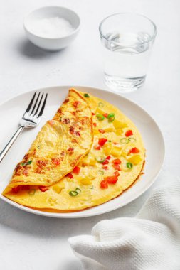 Domatesli omlet, dolmalık soğan ve peynir. sağlıklı kahvaltı