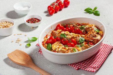 Tavuk budu, peynirli domates, çam fıstığı ve sağlıklı yemek.