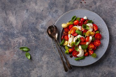 sağlıklı renkli domates mozzarella fesleğen salatası balzamik sirke soslu