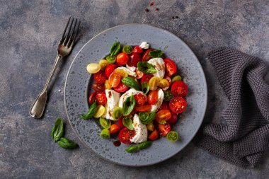 sağlıklı renkli domates mozzarella fesleğen salatası balzamik sirke soslu