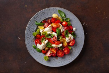 sağlıklı renkli domates mozzarella fesleğen salatası balzamik sirke soslu