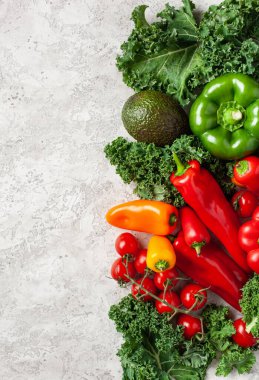 Çeşitli kırmızı ve yeşil sebzeler domates, dolmalık biber, lahana avokadosu.