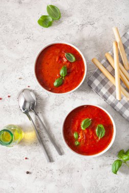 Yeşil arka planda domates ve dolmalık vejetaryen çorbası.