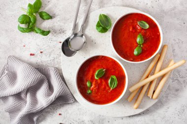 Yeşil arka planda domates ve dolmalık vejetaryen çorbası.